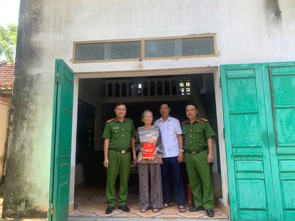 Đảng ủy-HĐND-UBND-Ủy Ban MTTQ, Công an xã Nam Lý đã tổ chức thăm, tặng quà cho một số hộ nghèo, hộ có hoàn cảnh khó khăn trên địa bàn xã 