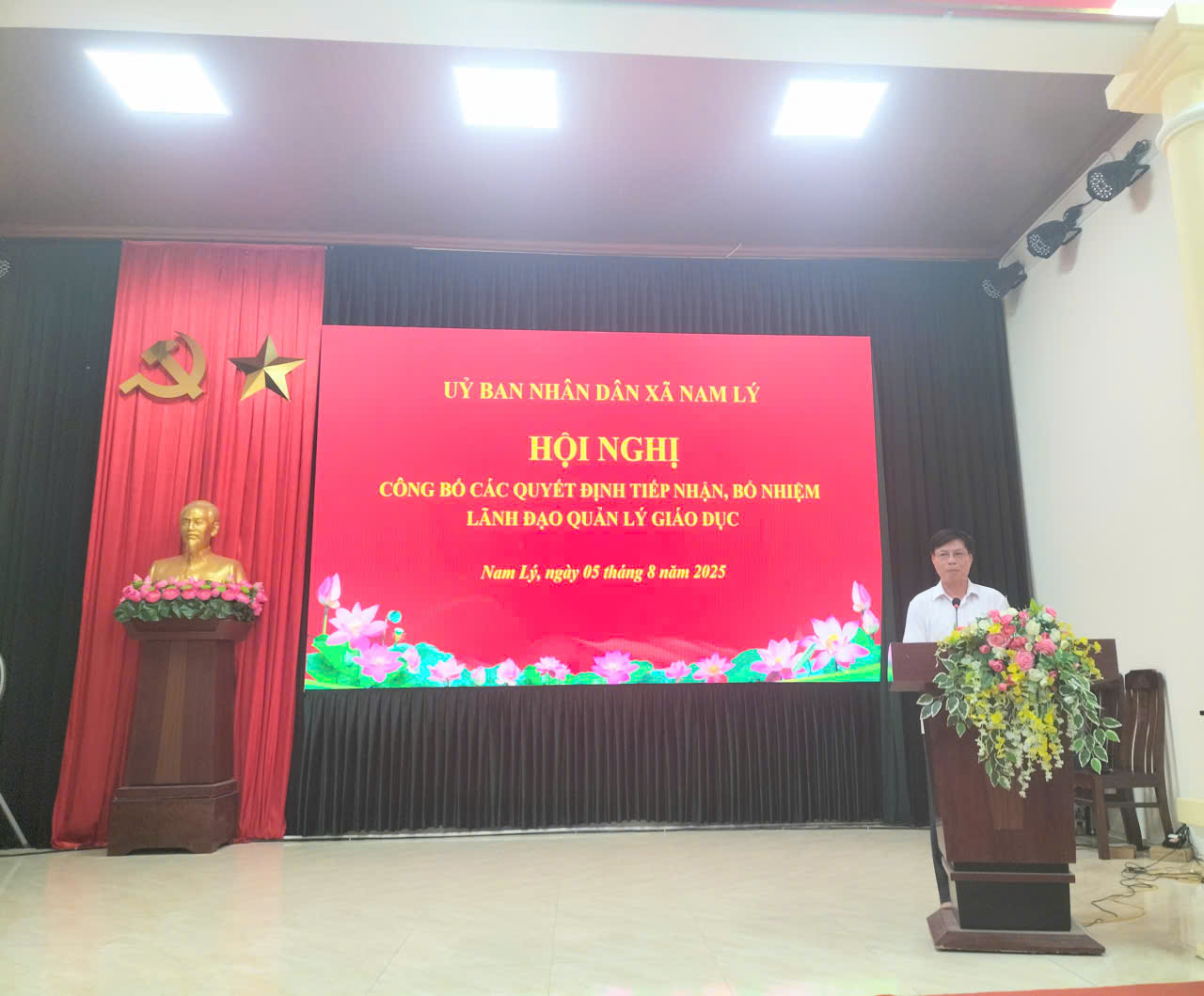  Hội nghị công bố và trao Quyết định tiếp nhận và bổ nhiệm Cán bộ quản lý cho các trường học trên địa bàn xã